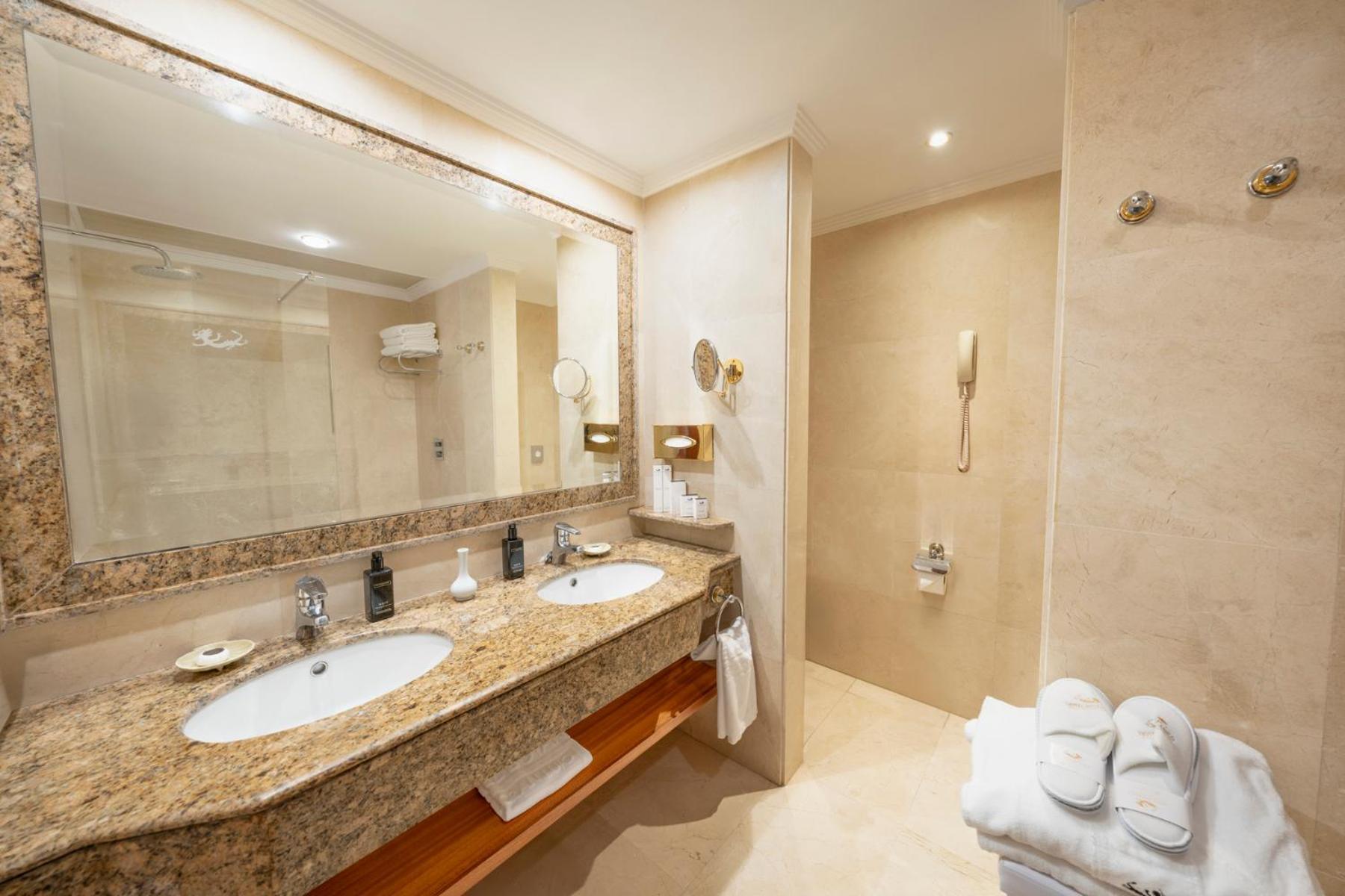 Ambassador Junior Suite Spa View 11